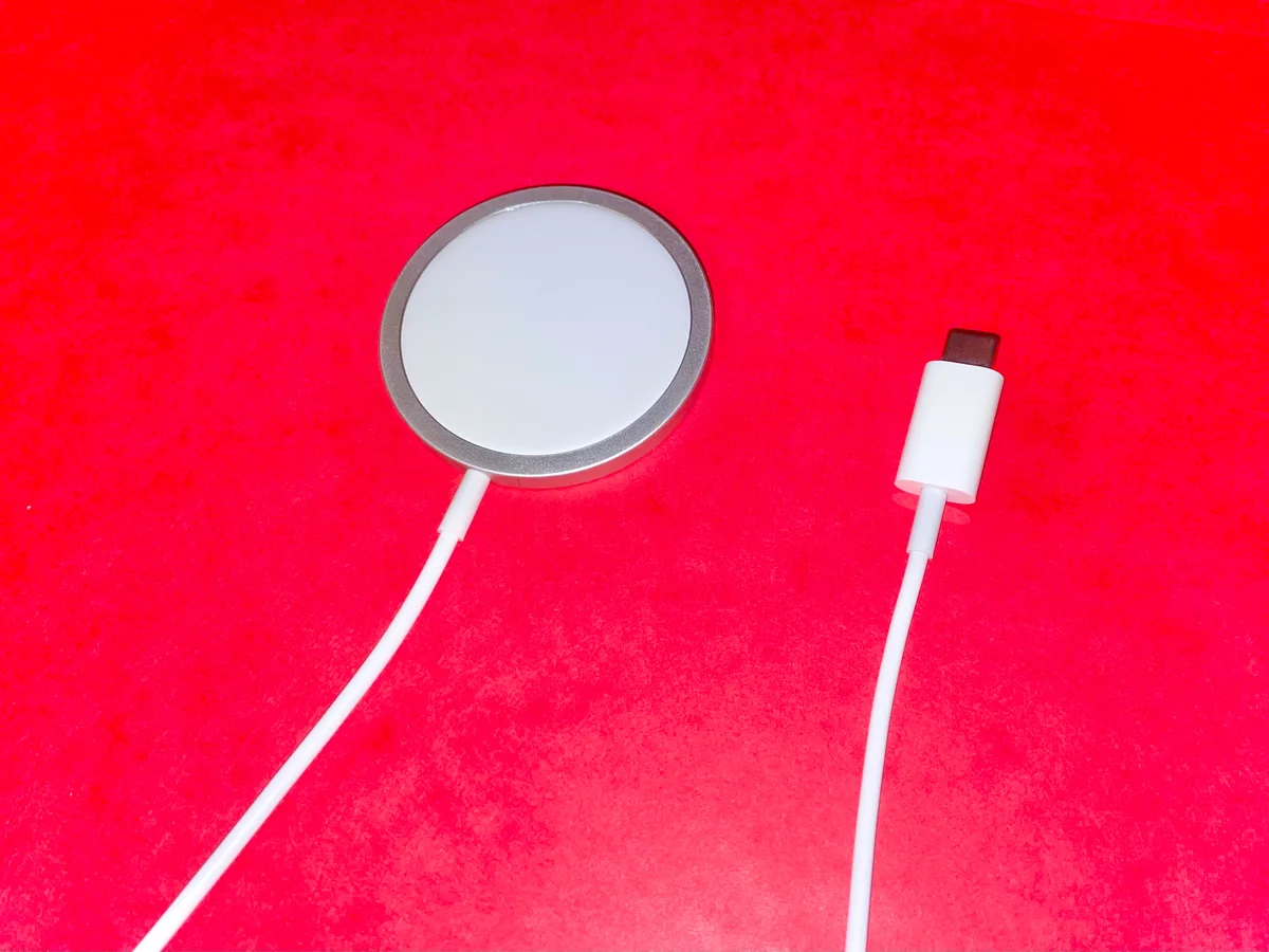 원형 무선 충전기와 USB-C 케이블