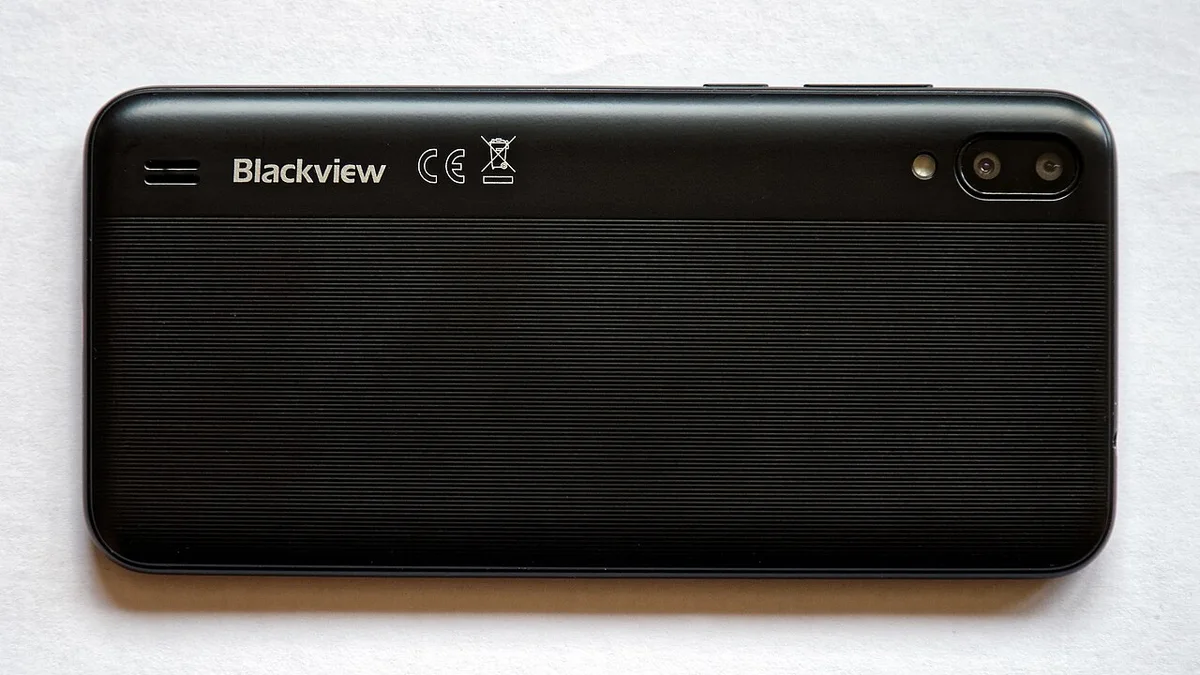 Blackview A60 뒷면과 카메라 렌즈