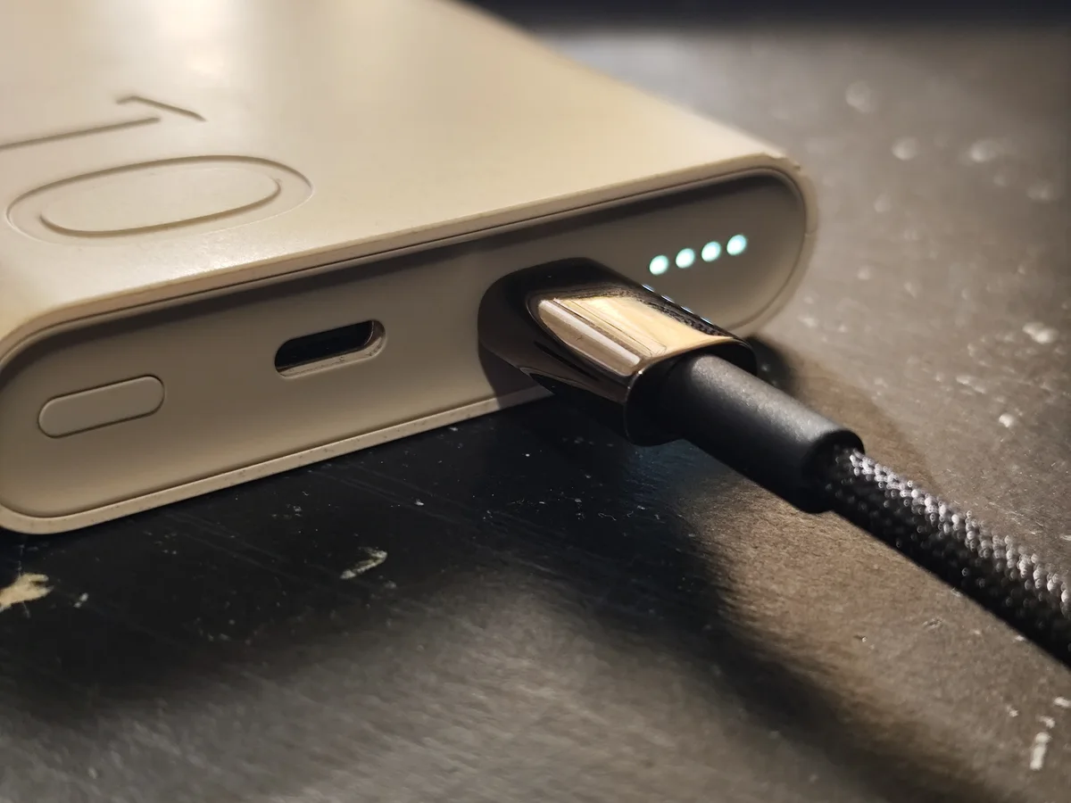 보조 배터리의 USB-A 출력 포트에 연결된 케이블